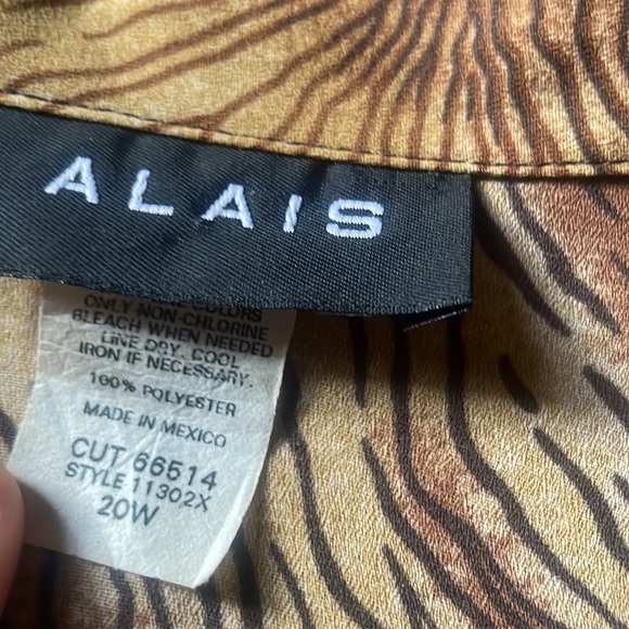 Vintage ALAIS mixed media polyester patchwork style short sleeve button blouse - Picture 3 of 7